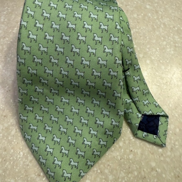 Vineyard Vines Green Horse Print Silk Tie Elegant and Fun Accessory - Picture 1 of 5